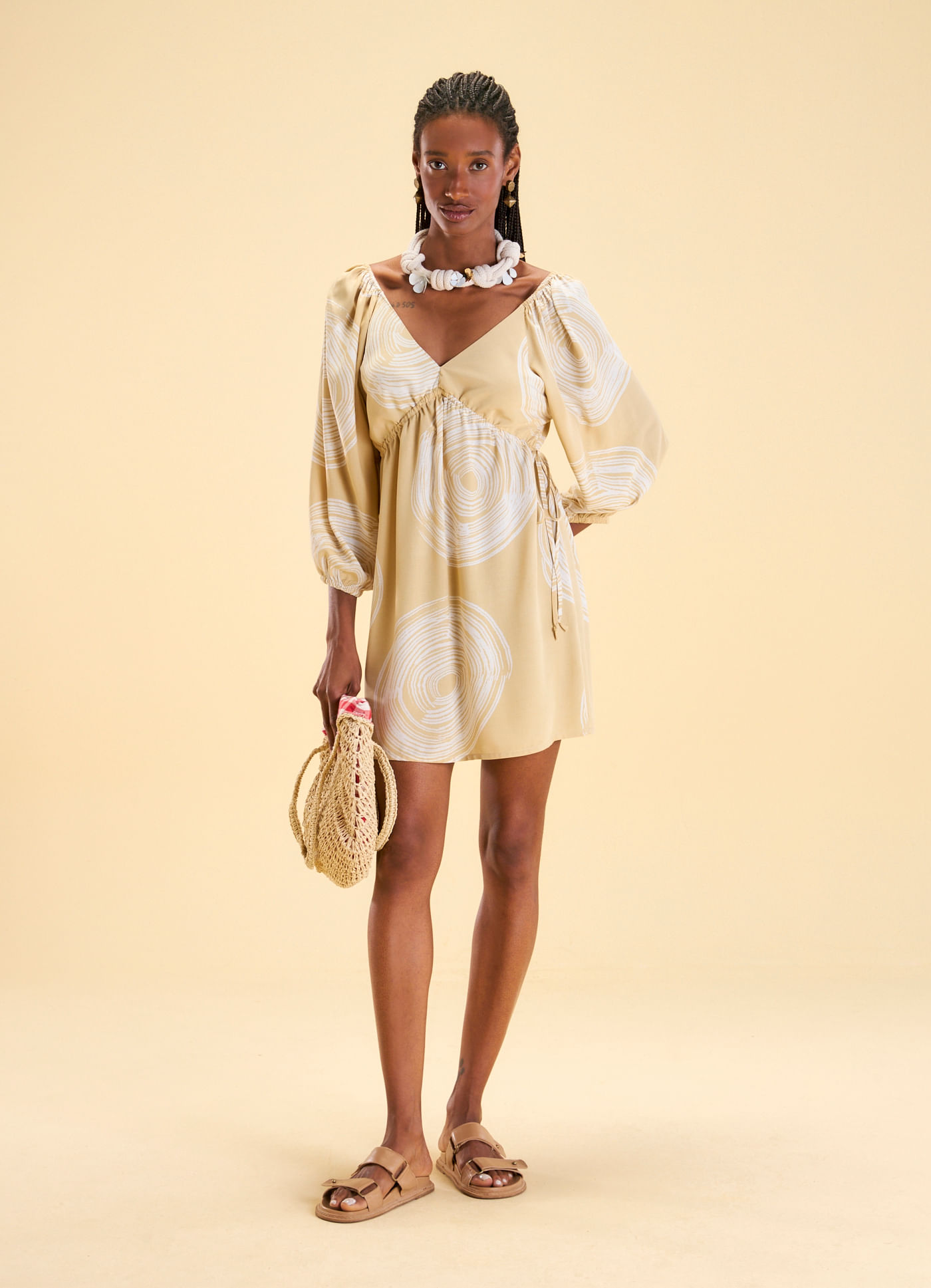 Vestido curto franzido estampado inari