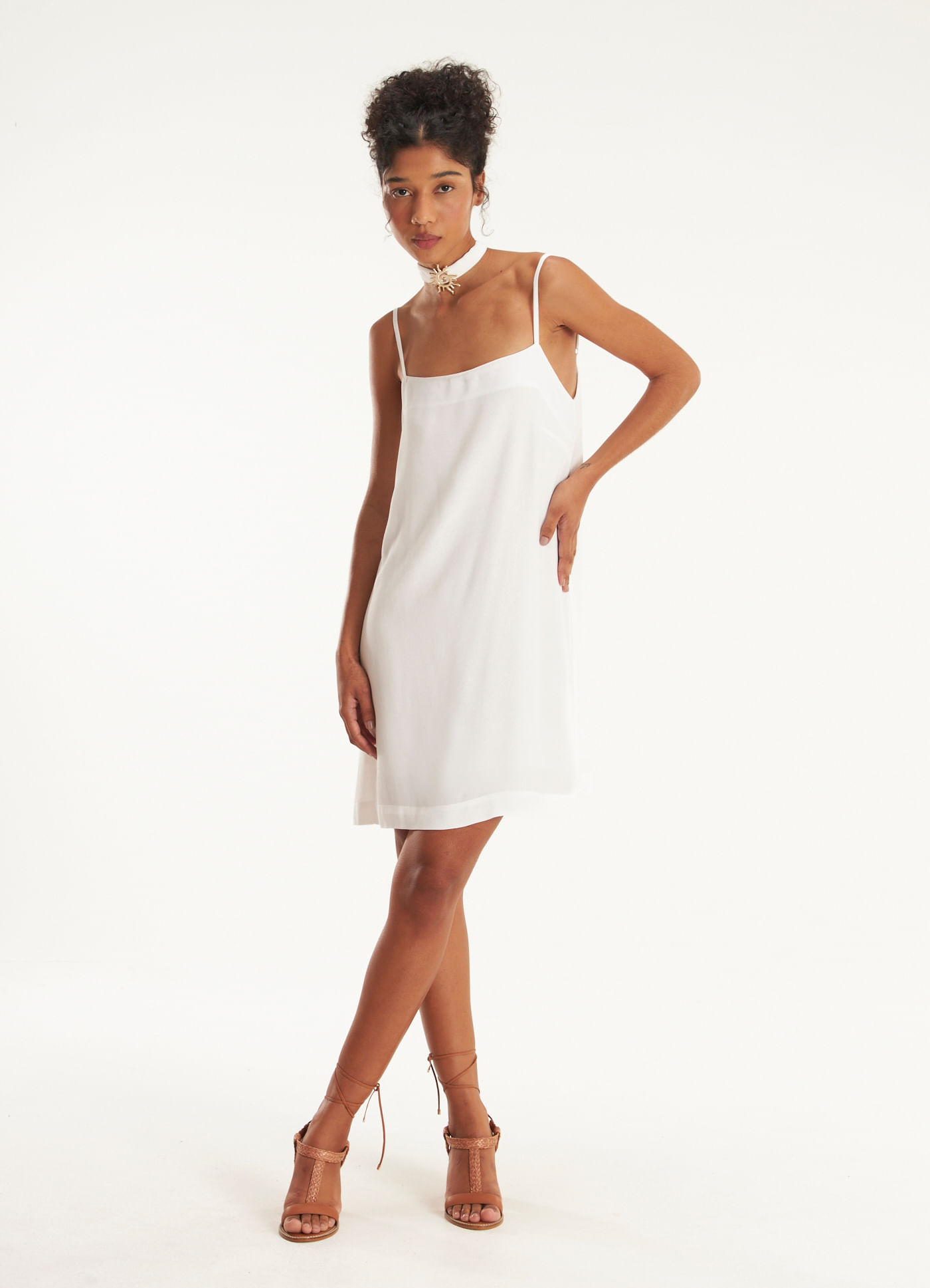 Vestido curto alcinha crepe lótus off white