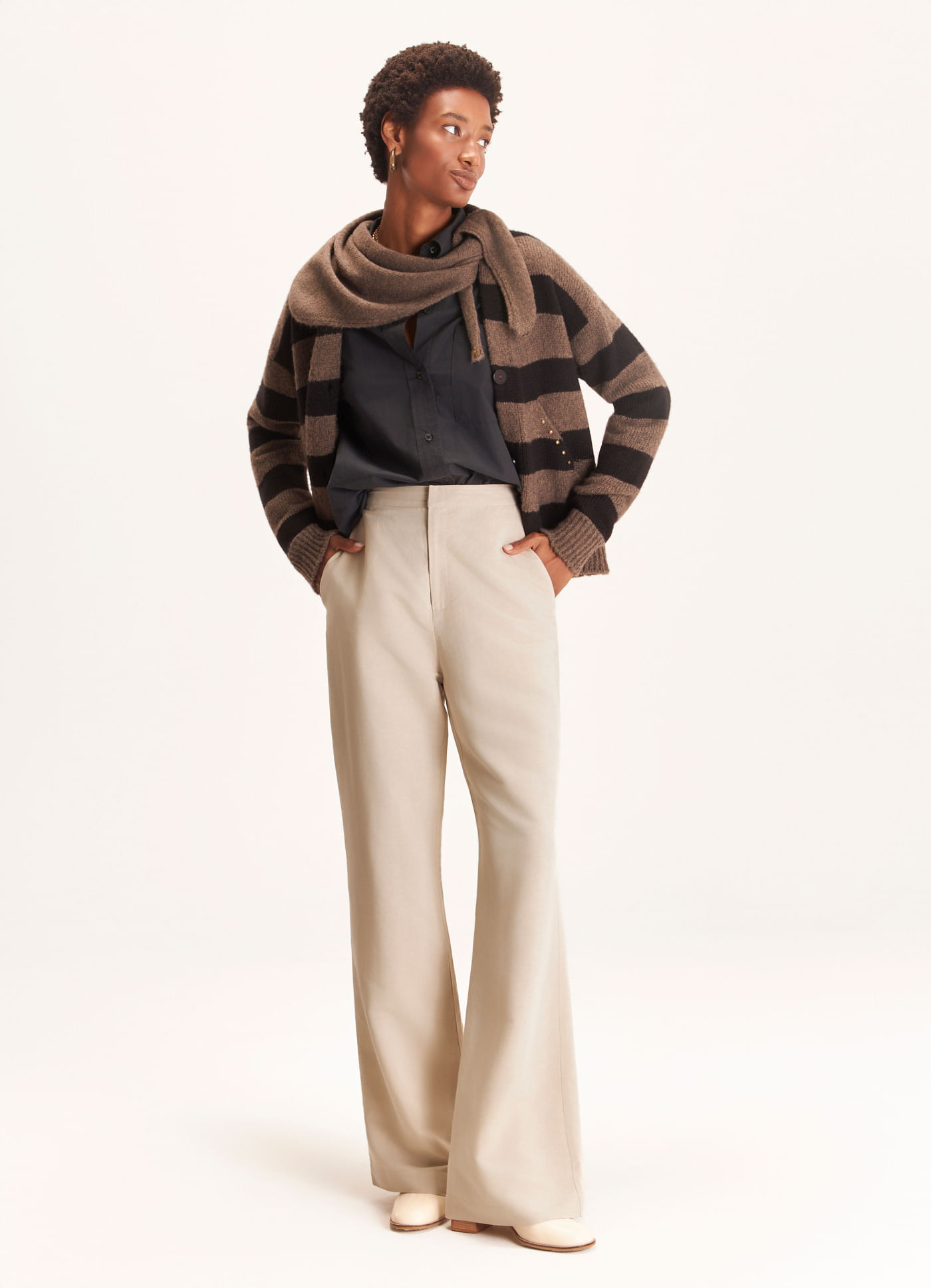 Calça flare linho alfaiataria olhar areia