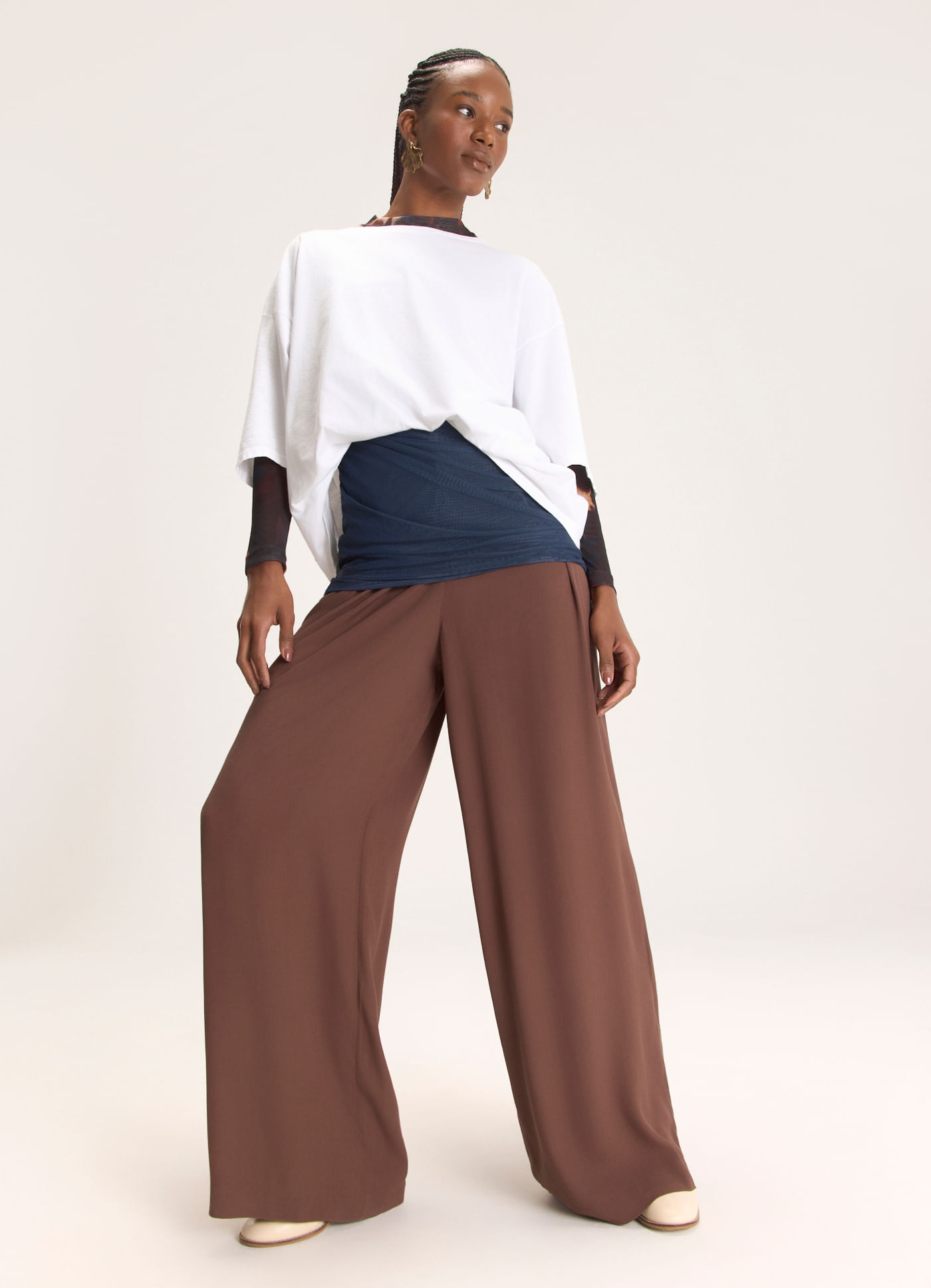 Calça alfaiataria crepe leve marrom