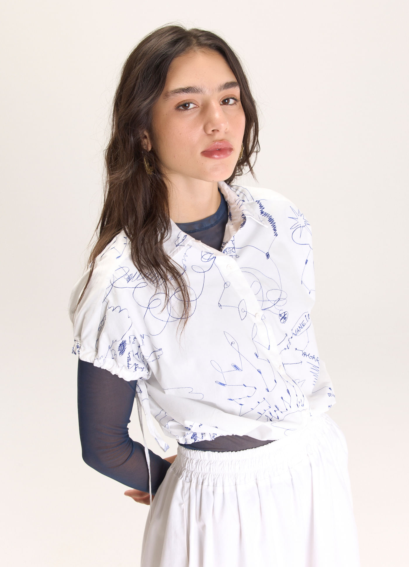 Camisa algodão manga curta bordado rabiscos