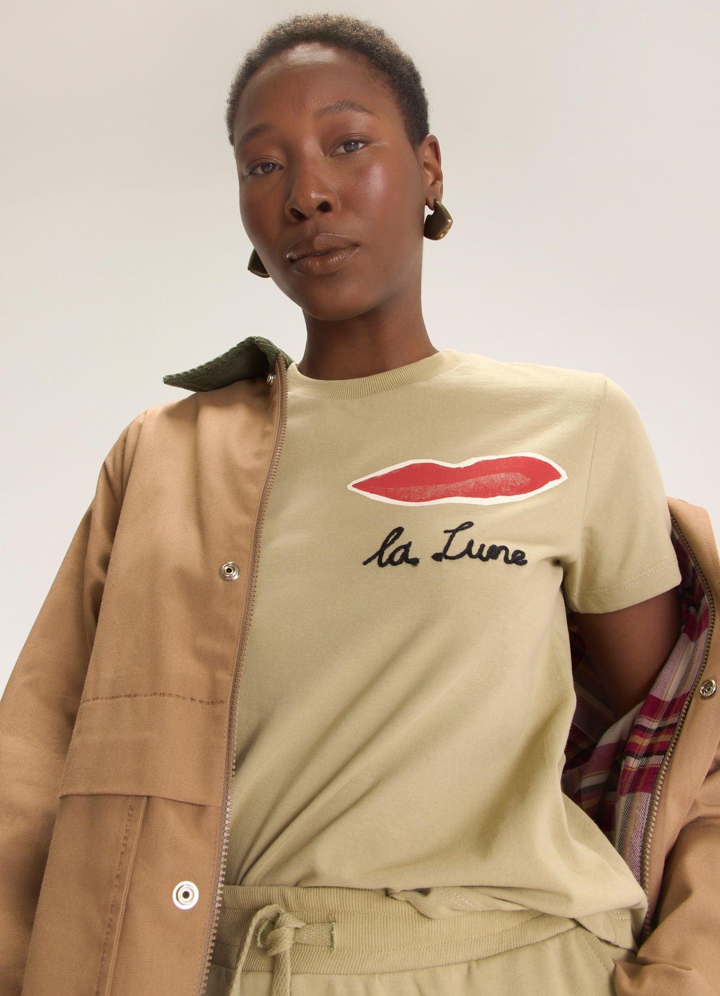 T-shirt babylook bordada la lune caqui