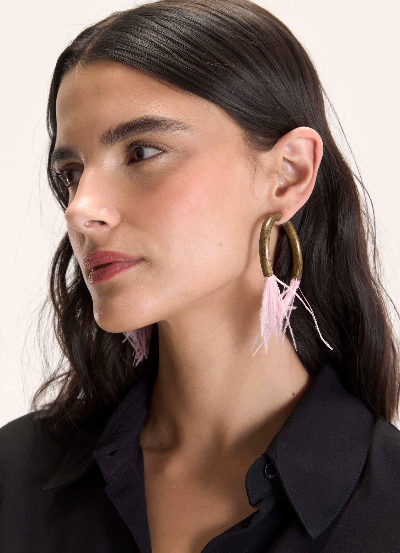 Brinco metal plumas