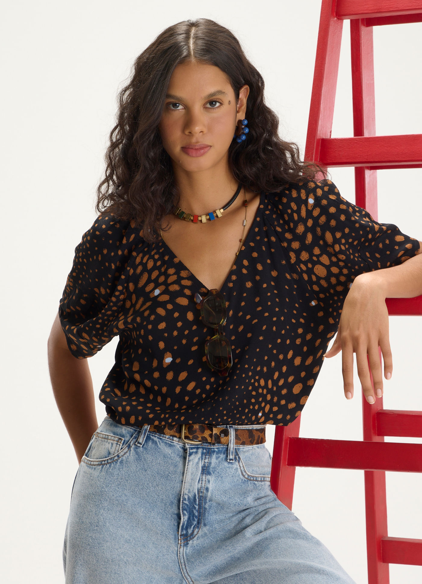 Blusa decote v estampada tina