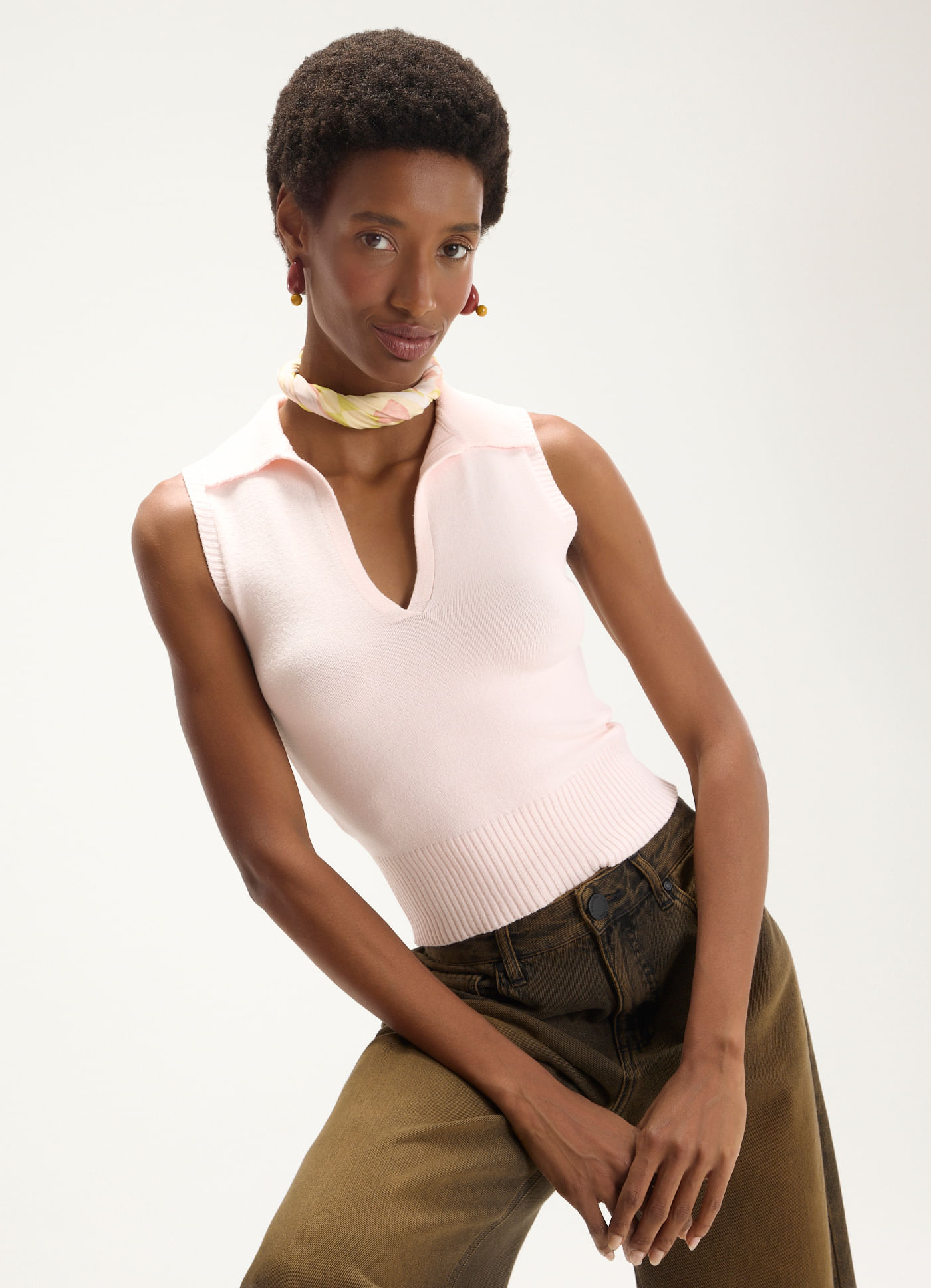 Blusa gola polo tricô sem manga rosa claro