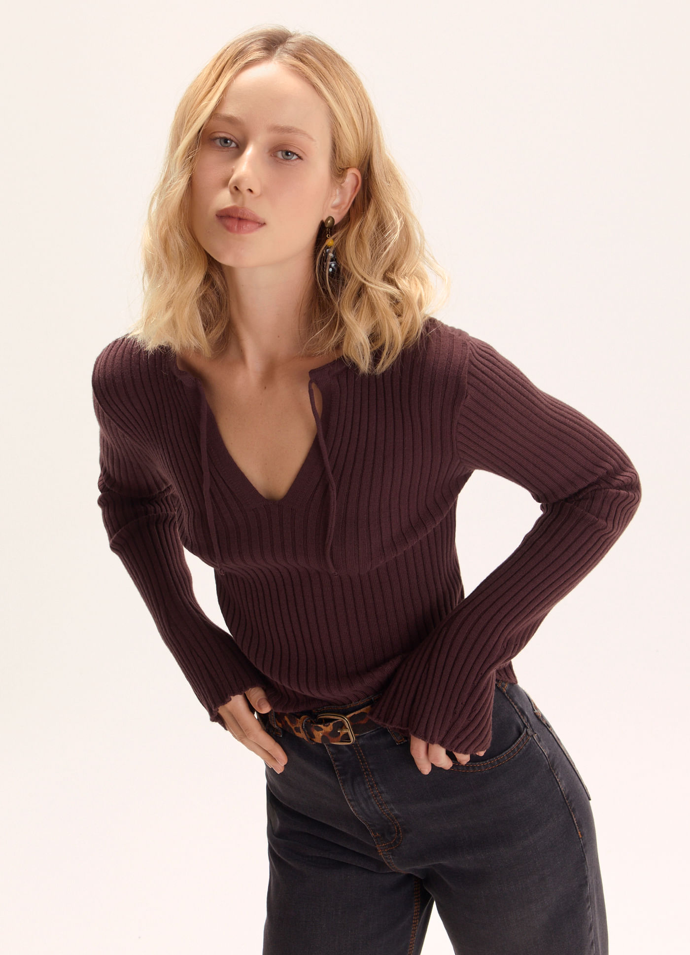 Blusa tricô decote v amarração roxo