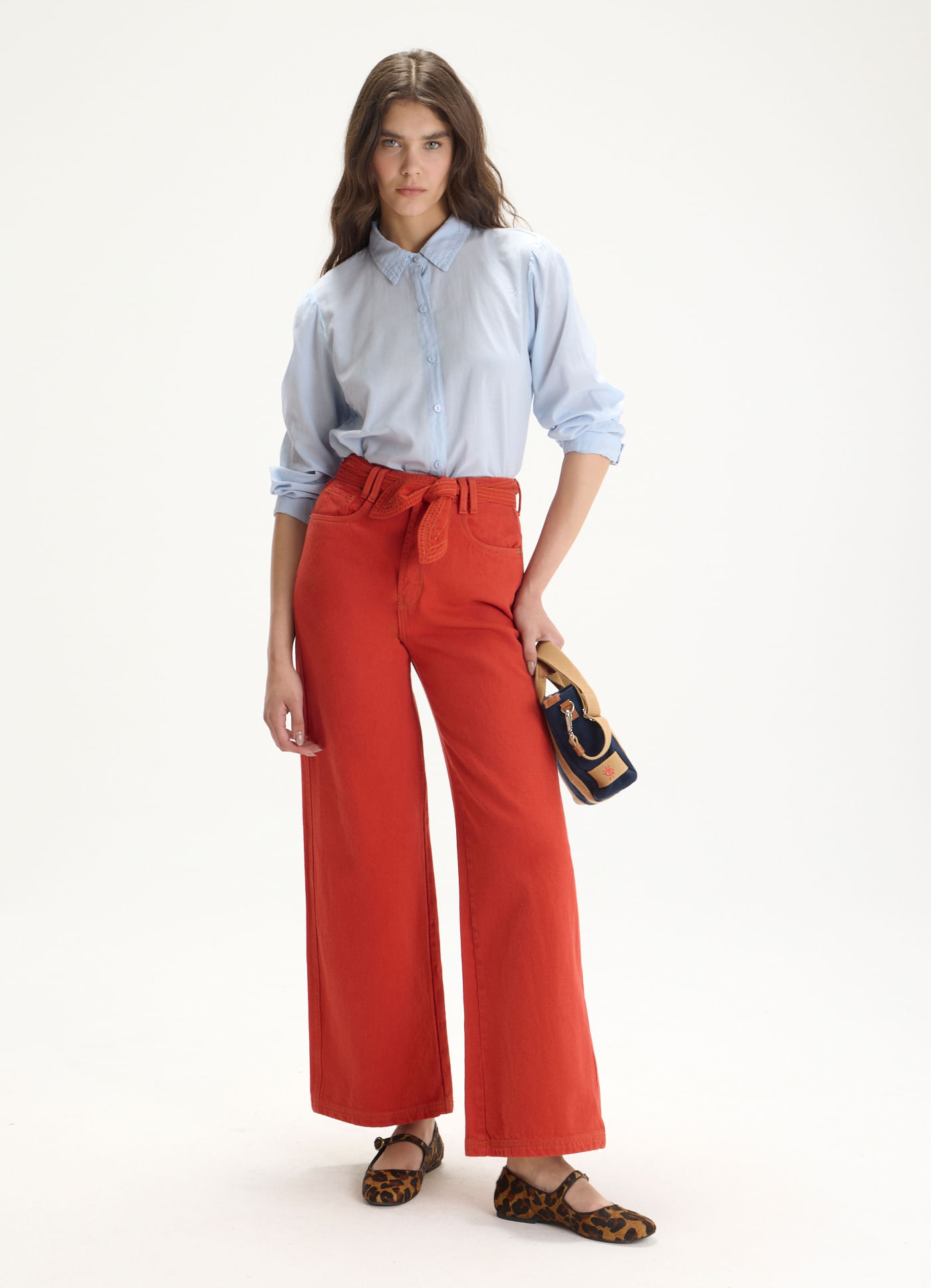 Calça sarja wide leg ponto picado vermelho