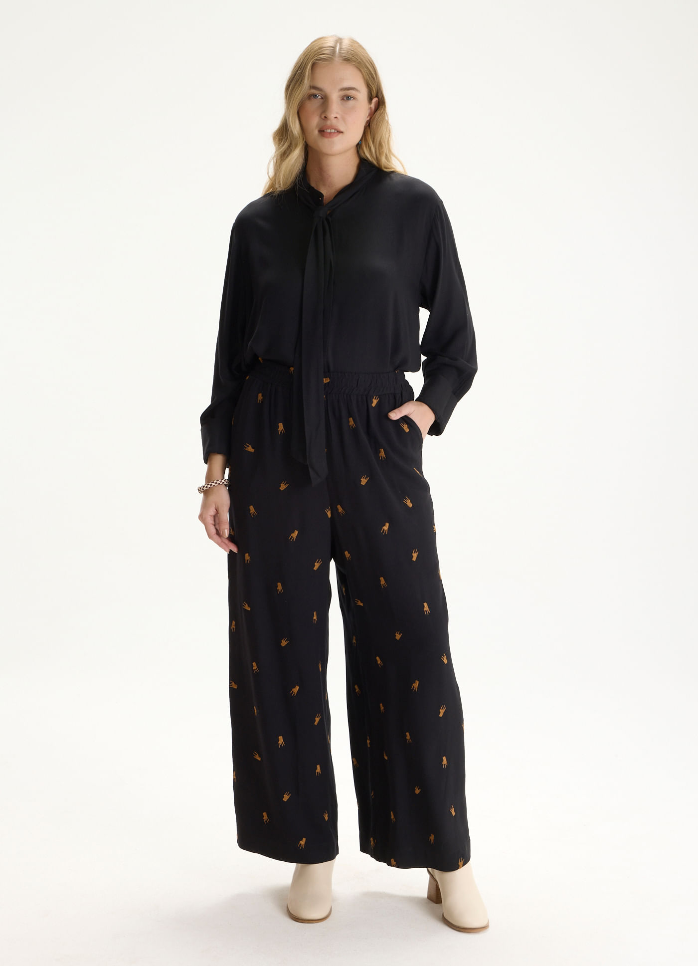 Calça viscose bordado cadeirinhas