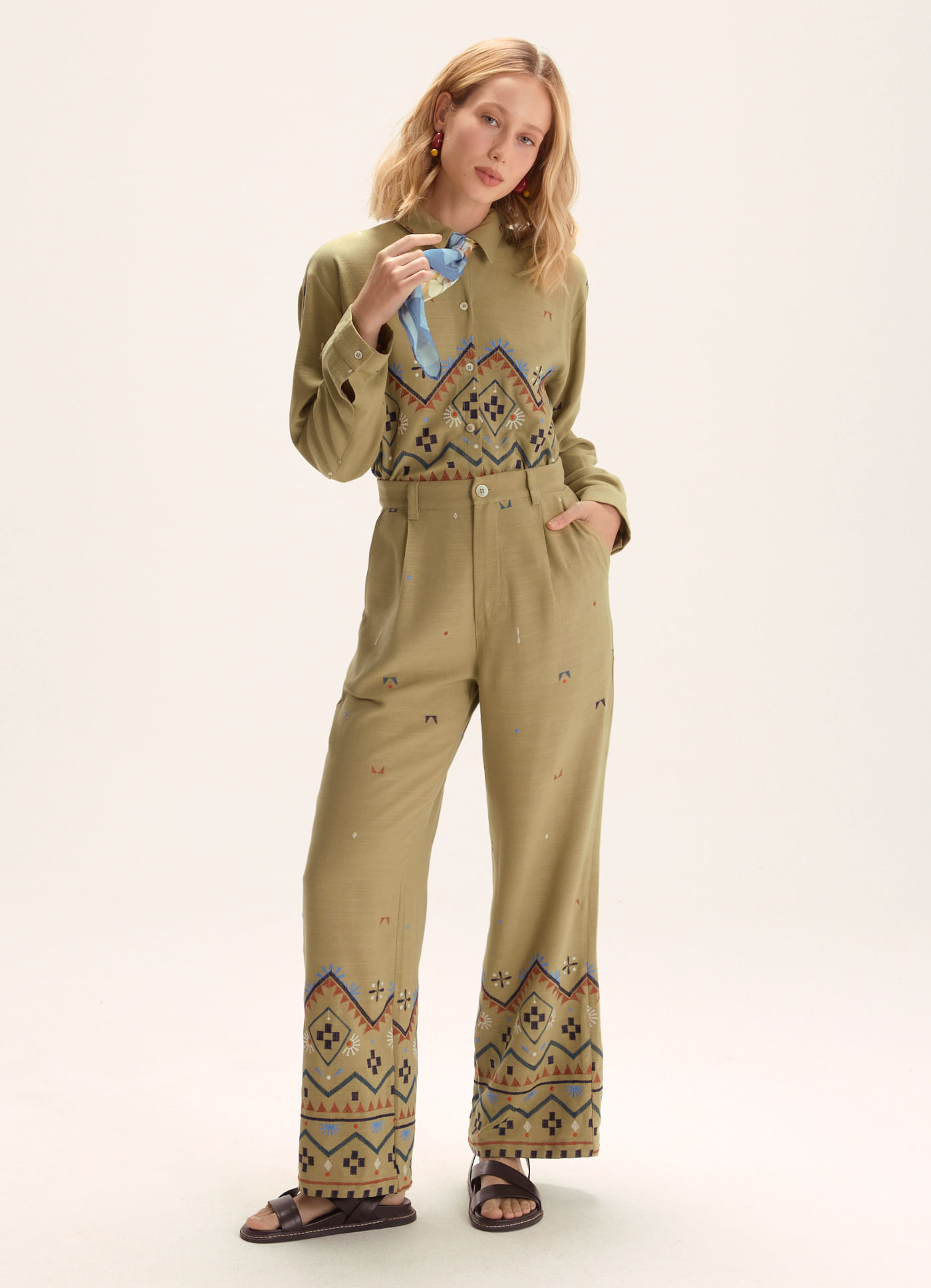 Calça linho bordado boho