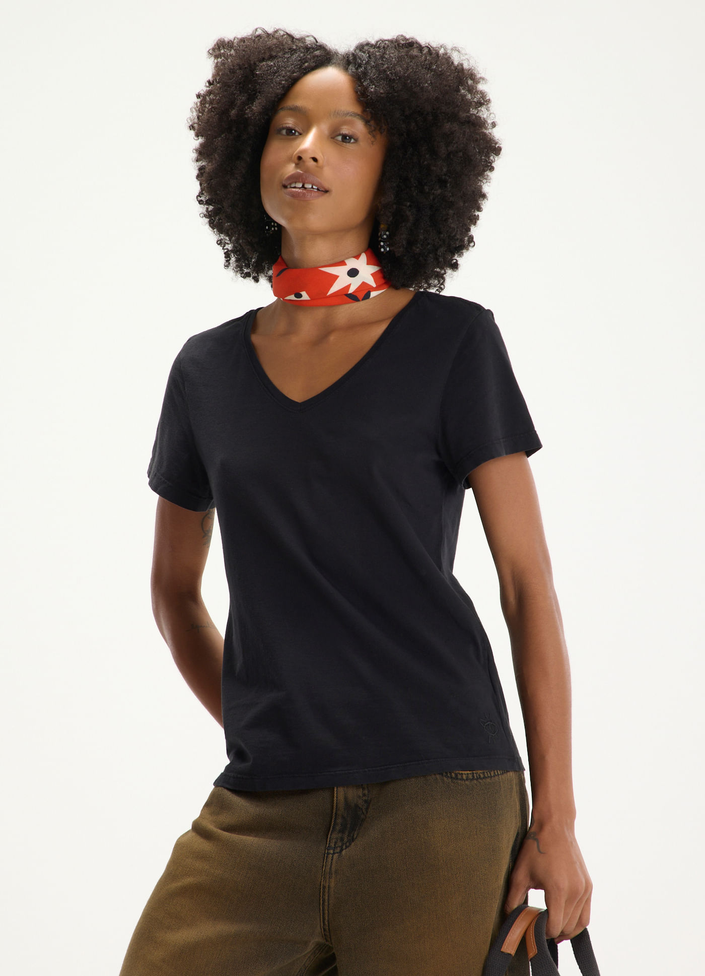 Blusa básica algodão gola v preto