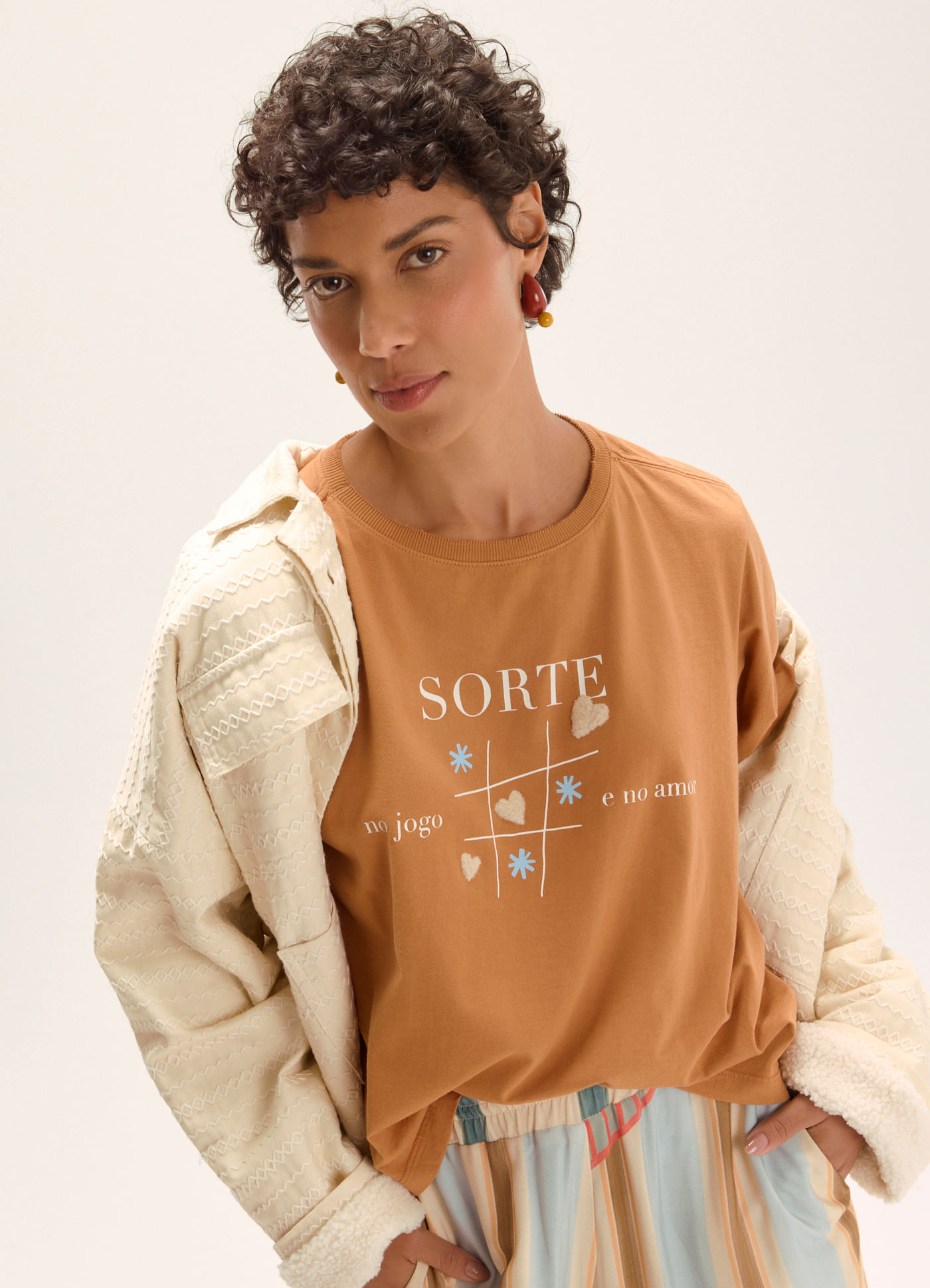 T-shirt box bordada sorte no amor caramelo