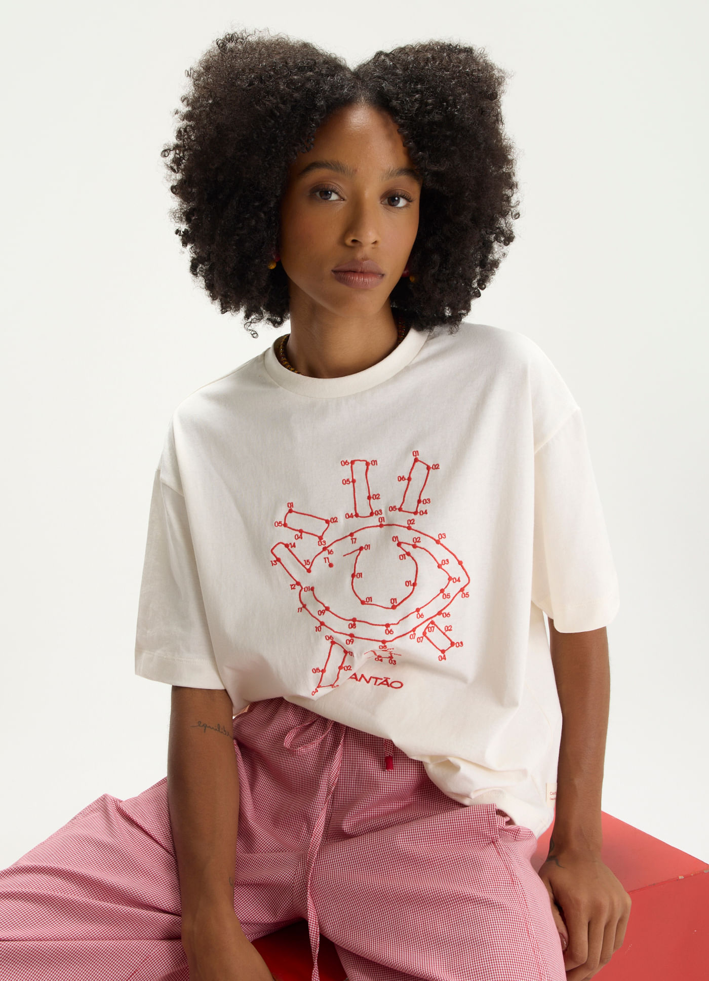 T-shirt maxi bordada pontos off white