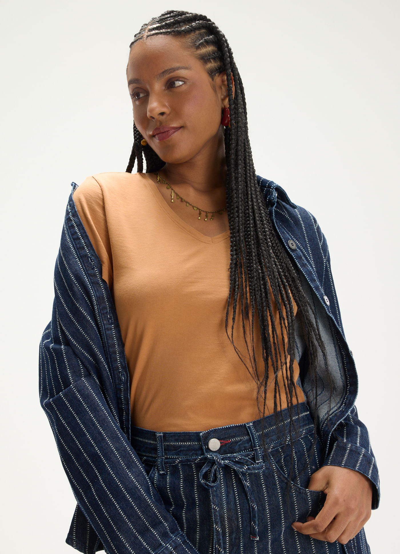 Blusa básica algodão gola v caramelo